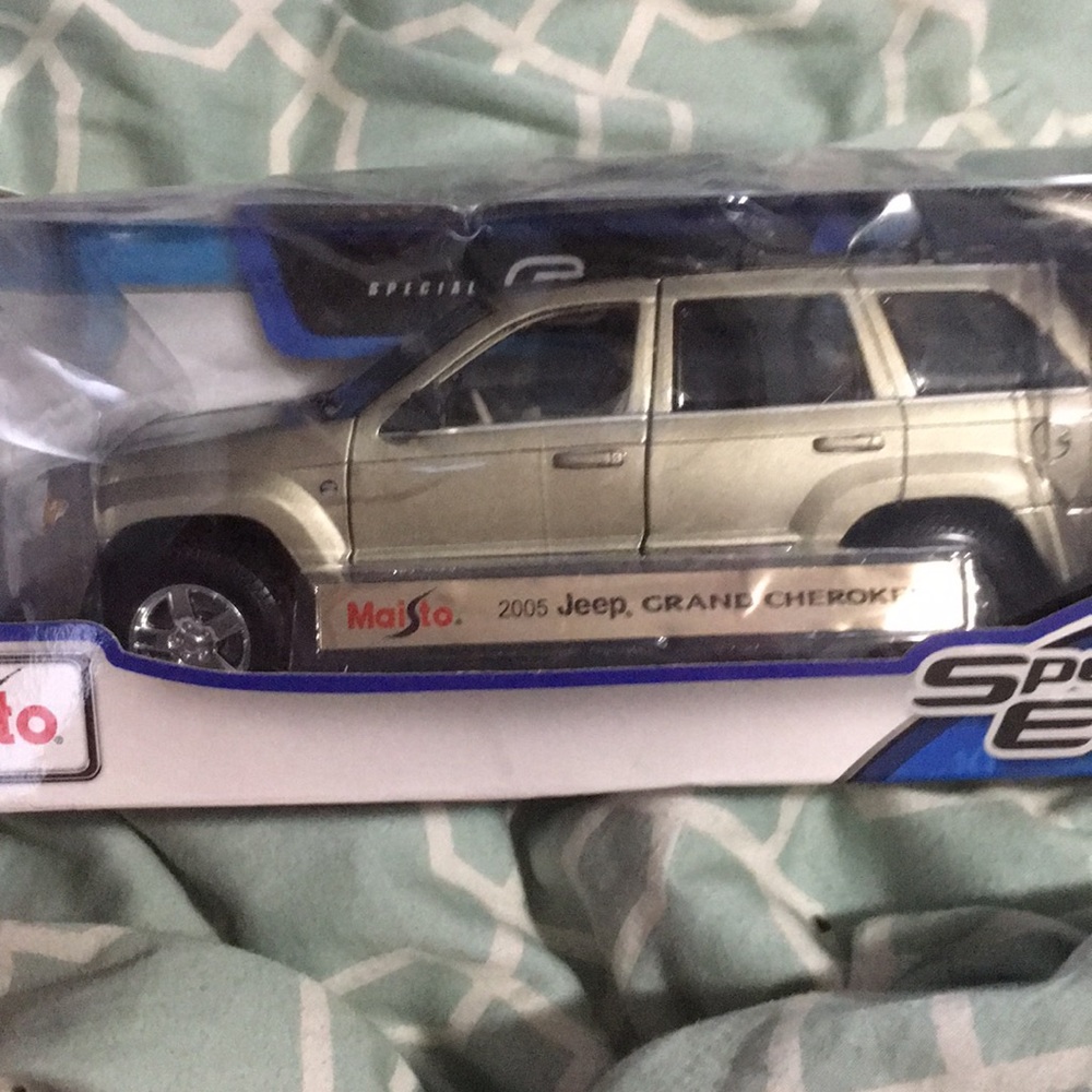 2005 Jeep Grand Cherokee Diecast TOY CAR